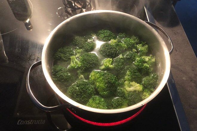 Brokkoli wird gekocht